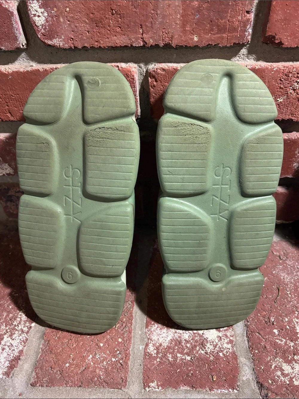 STZY Enok Camo Cloud Slides Youth/Men’s Size 6, Women’s Size 7-7.5
